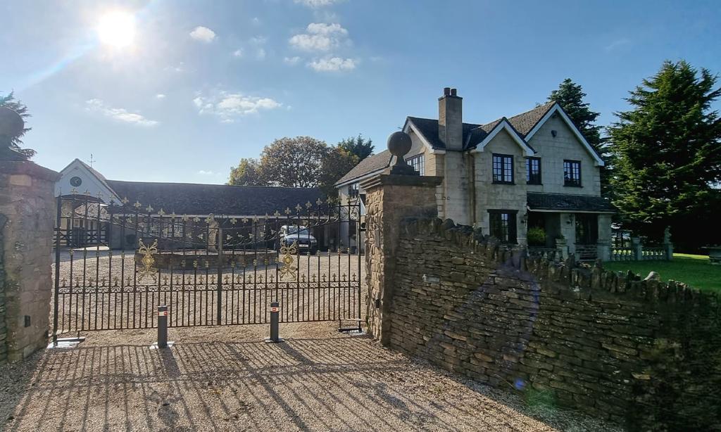 Automatic Bollard Installation - Security Bollard Installers - Driveway Parking Bollard - Metal Heavy Duty Bollard